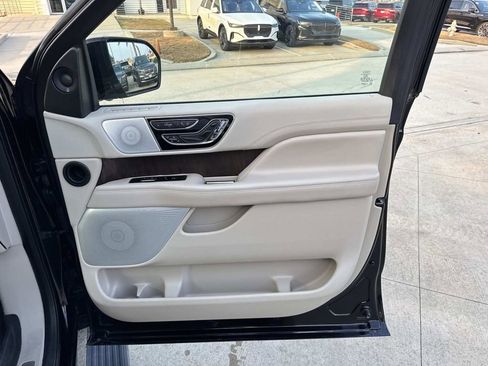 Used 2019 Lincoln Navigator Reserve image 14