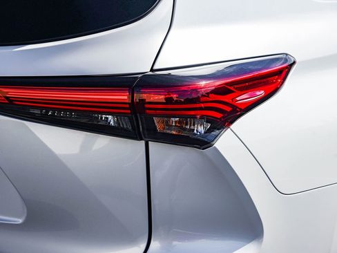 Certified 2023 Toyota Highlander XLE image 8