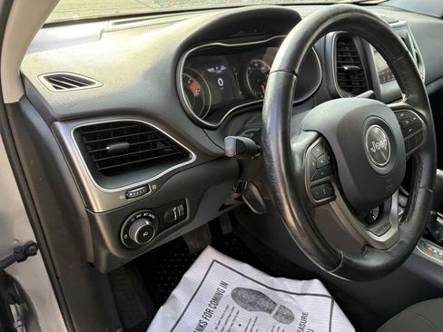 Used 2019 Jeep Cherokee Latitude w/ Cold Weather Group image 31