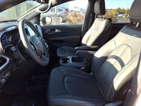 New 2026 Chrysler Pacifica Select w/ S Appearance Package image 15