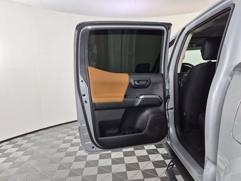 Used 2020 Toyota Tacoma SR5 AWD/4WD image 30