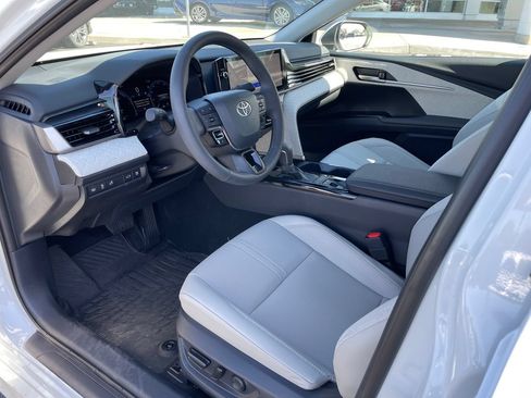 Used 2025 Toyota Camry XLE AWD/4WD image 9