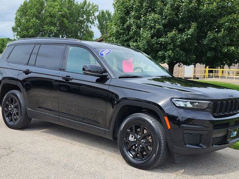 Used 2024 Jeep Grand Cherokee L Laredo image 2