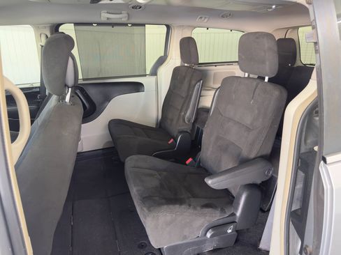 Used 2015 Chrysler Town & Country Touring image 12