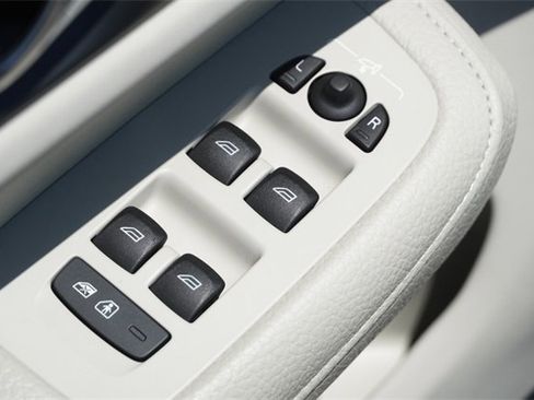 Used 2022 Volvo S60 B5 Momentum w/ Premium Package image 18