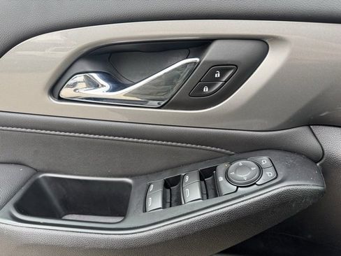 Used 2023 Chevrolet Traverse LT image 9