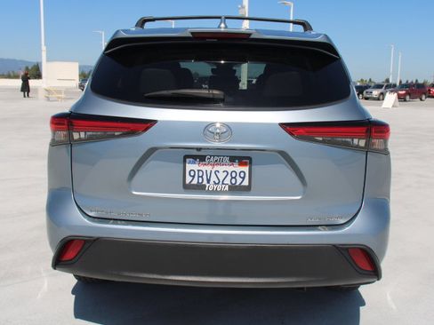 Used 2022 Toyota Highlander XLE AWD/4WD image 4