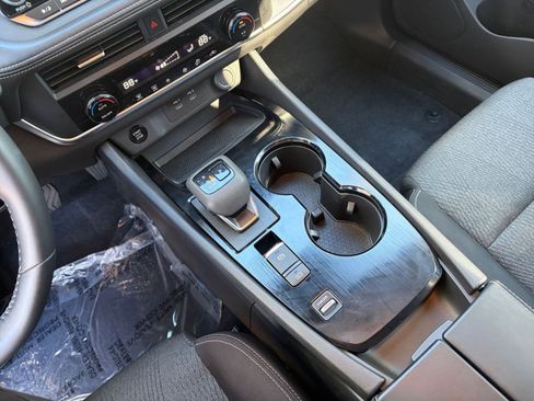 Used 2025 Nissan Rogue SV image 38