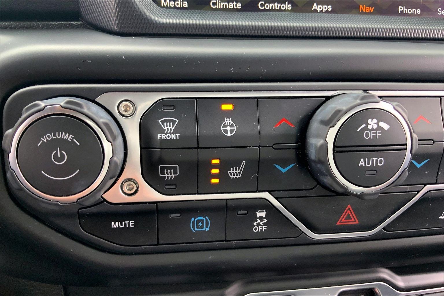 Used 2023 Jeep Wrangler Unlimited Sahara w/ Cold Weather Group AWD/4WD image 32