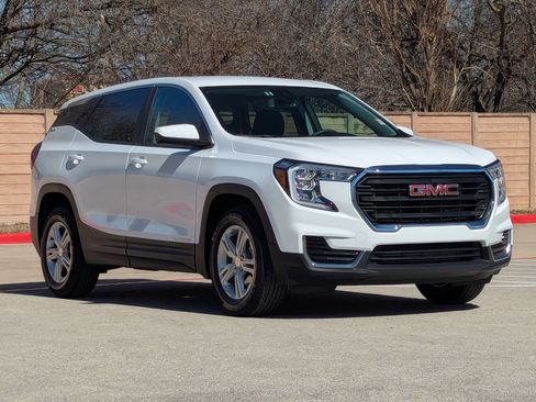 Used 2024 GMC Terrain SLE image 2