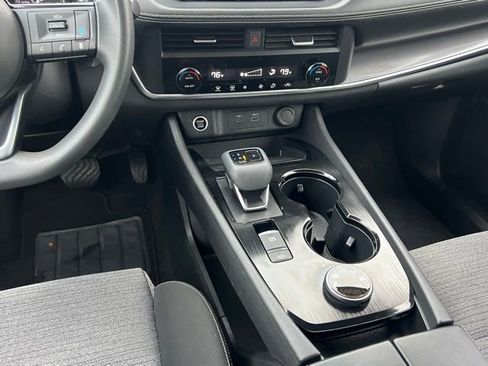 Used 2023 Nissan Rogue SV image 17