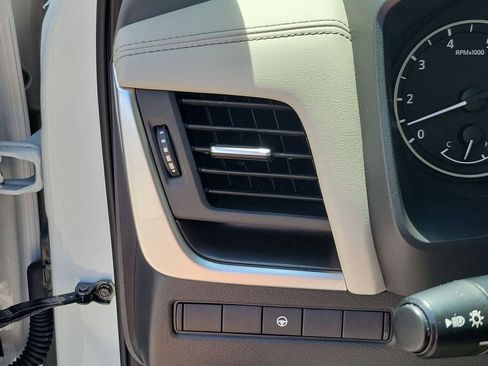 Used 2025 Nissan Rogue SV FWD image 31