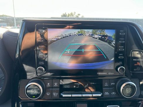 Used 2022 Toyota Highlander LE image 12