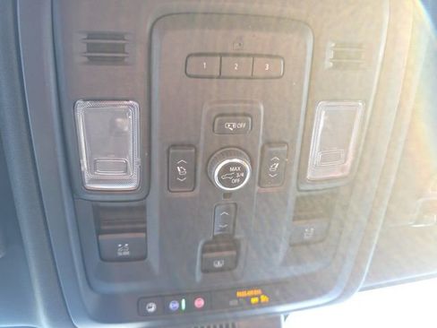 Used 2023 GMC Yukon Denali Ultimate image 12