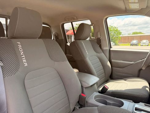 Used 2015 Nissan Frontier Desert Runner RWD image 26