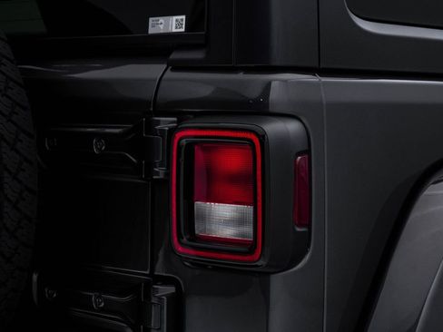 Used 2019 Jeep Wrangler Unlimited Sahara AWD/4WD image 13