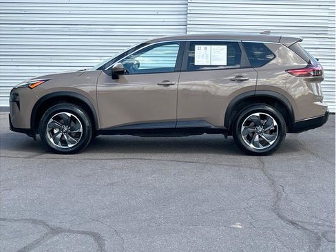 Used 2024 Nissan Rogue SV image 7