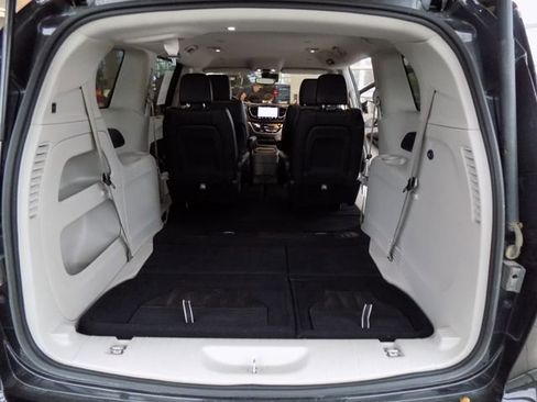 Used 2024 Chrysler Pacifica Touring-L image 30