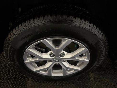 Used 2022 Jeep Grand Cherokee L Limited image 16