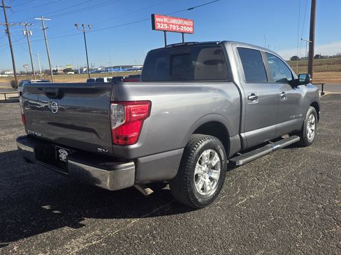 Used 2018 Nissan Titan SV image 7