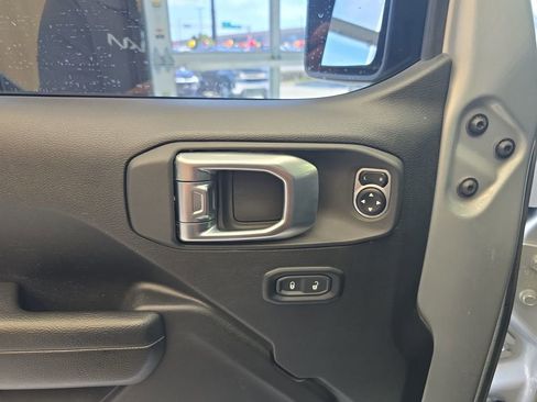 Used 2023 Jeep Gladiator Willys image 14