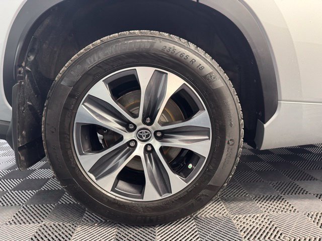 Used 2022 Toyota Highlander XLE AWD/4WD image 40