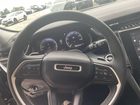 Used 2023 Jeep Grand Cherokee Laredo AWD/4WD image 30