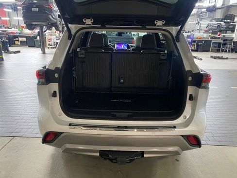 New 2026 Toyota Highlander Platinum image 13
