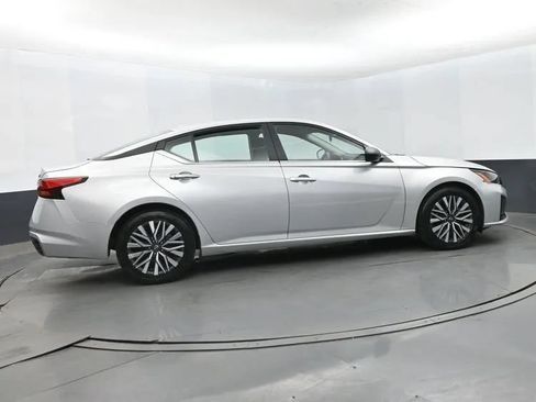Used 2024 Nissan Altima 2.5 SV FWD image 4