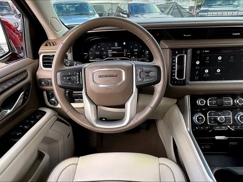Used 2022 GMC Yukon Denali w/ Denali Premium Package image 6