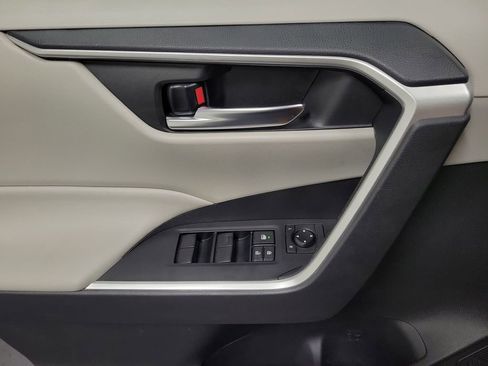 Used 2021 Toyota RAV4 XLE w/ Convenience Package FWD image 19