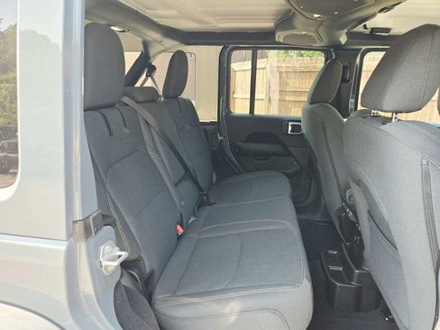 Used 2025 Jeep Wrangler Unlimited Sahara AWD/4WD image 15