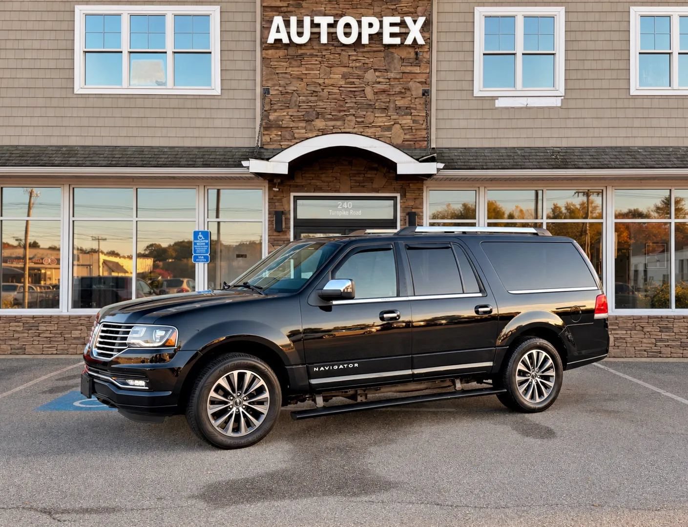 Used 2017 Lincoln Navigator L Select AWD/4WD image 4