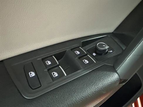 Used 2019 Volkswagen Tiguan SE image 28