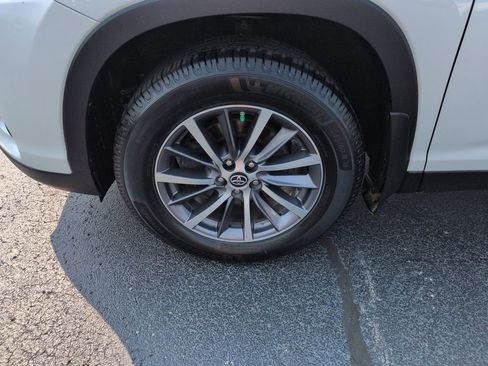 Used 2019 Toyota Highlander XLE w/ Carpet Mat Package (TMS) AWD/4WD image 27