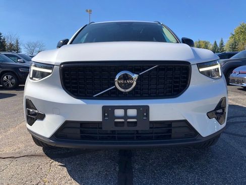 Used 2023 Volvo XC40 B5 Plus w/ Driver Assist Package image 2