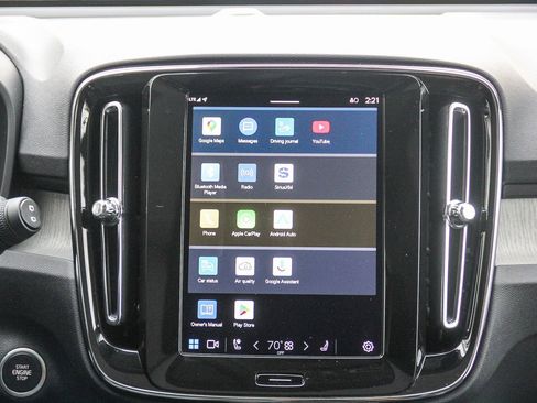 Used 2025 Volvo XC40 B5 Plus image 18