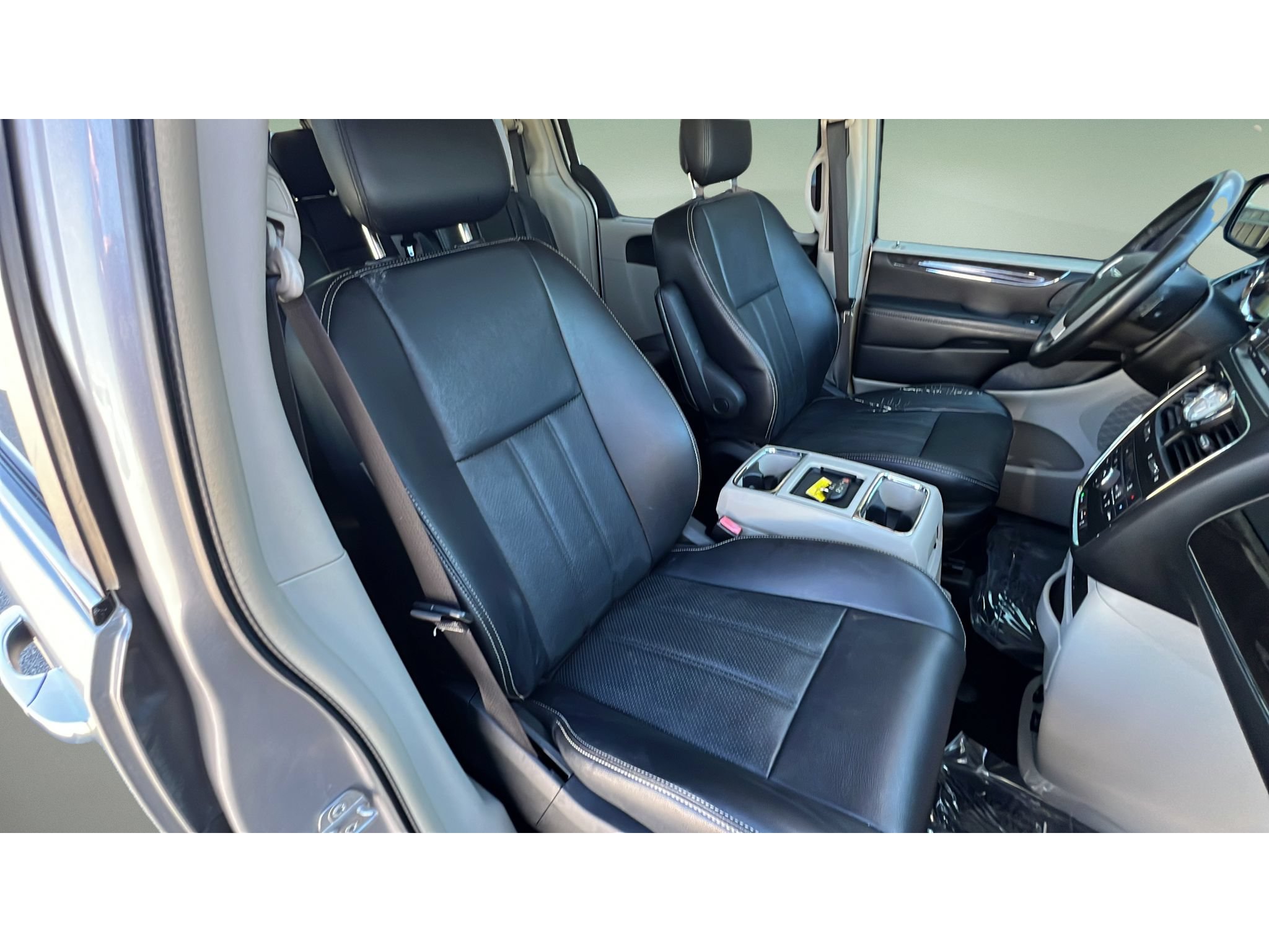 Used 2014 Chrysler Town & Country Touring-L w/ Driver Convenience Group FWD image 32