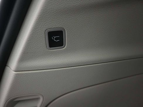 Used 2022 Chrysler Voyager LX image 27