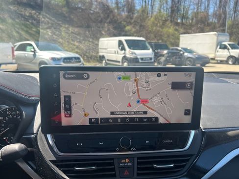 Used 2023 Nissan Altima 2.5 SR w/ SR Premium Package image 16