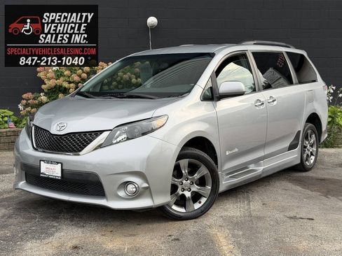 Used 2014 Toyota Sienna SE FWD image 5