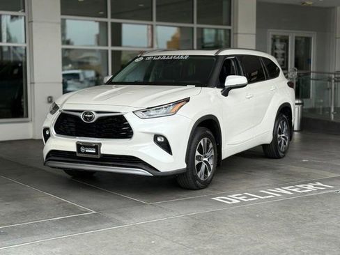 Certified 2020 Toyota Highlander XLE image 2