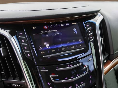 Used 2018 Cadillac Escalade Luxury AWD/4WD image 16