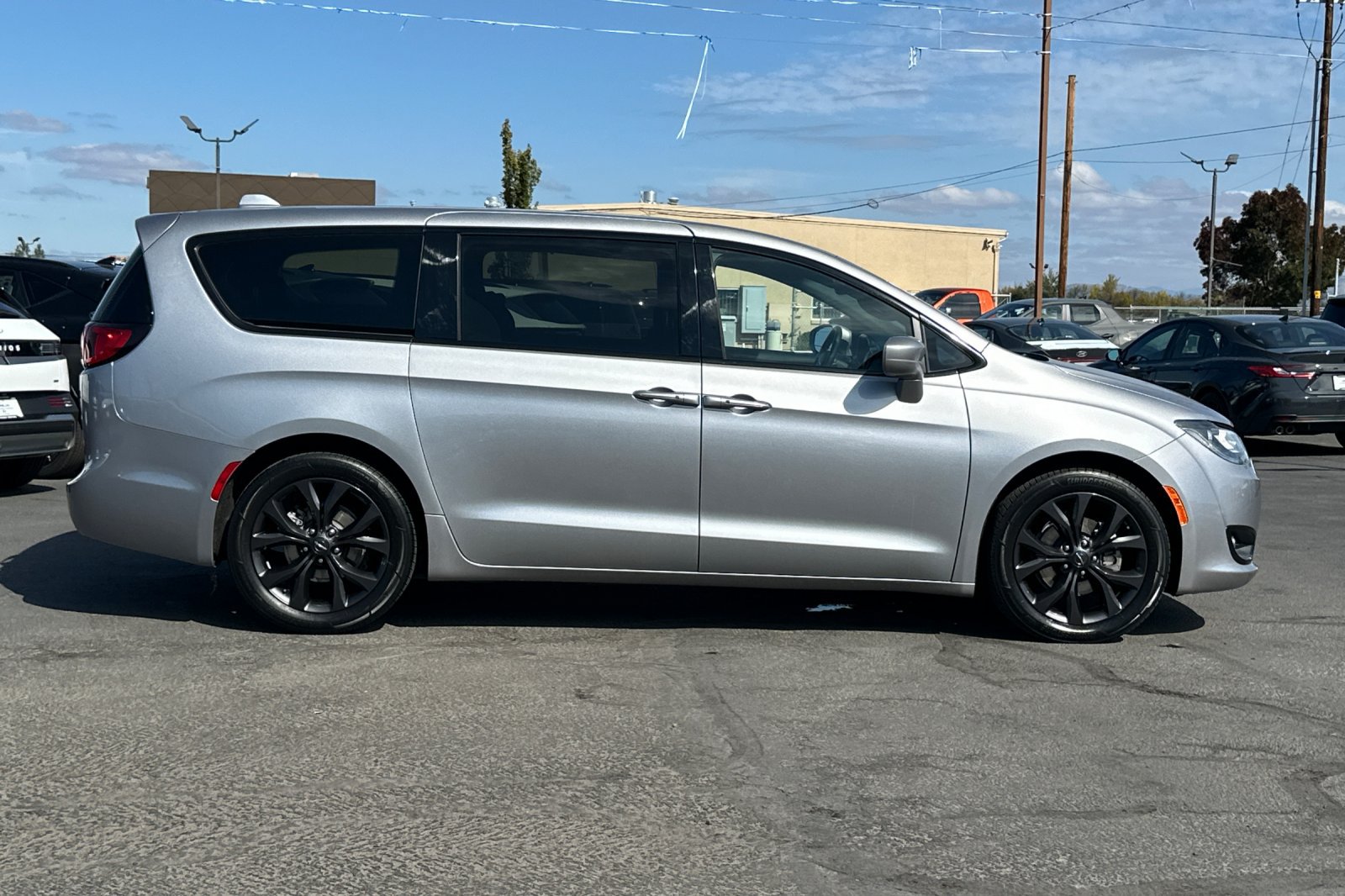 Used 2020 Chrysler Pacifica Touring w/ S Appearance Package FWD image 3