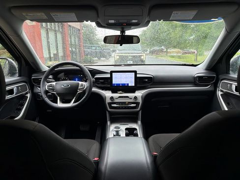 Used 2023 Ford Explorer XLT AWD/4WD image 46