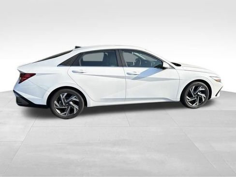Used 2025 Hyundai Elantra Limited FWD image 14