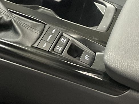 Used 2025 Toyota Camry SE image 28