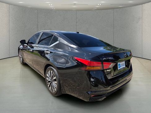 Used 2024 Nissan Altima 2.5 SV w/ SV Premium Package FWD image 3
