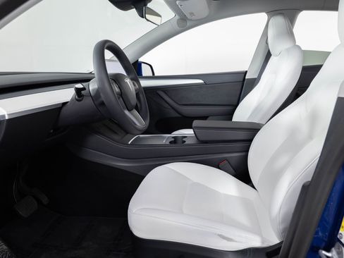 Used 2024 Tesla Model Y Long Range AWD/4WD image 16