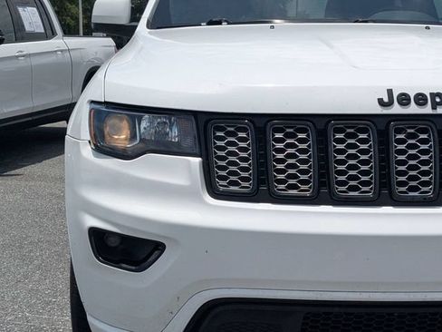 Used 2018 Jeep Grand Cherokee Laredo AWD/4WD image 9